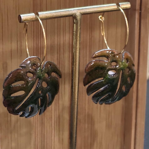 Boucles d'oreilles feuilles vertes chez Pat l'emailleuse Perpignan-Collioure-Port Vendres-Banyuls-Narbonne