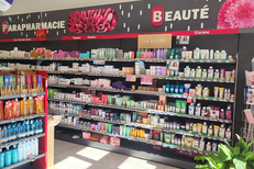 Rayons parapharmacie et beauté de la Pharmacie Vauban à Perpignan, avec produits cosmétiques et soins