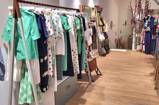 Quatre Sixième Perpignan, boutique de vêtements pour femmes, avec des marques de luxe en centre-ville.