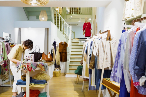 Quatre Sixième Perpignan, boutique de vêtements pour femmes, avec des marques de luxe en centre-ville.