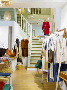 Quatre Sixième Perpignan, boutique de vêtements pour femmes, avec des marques de luxe en centre-ville.