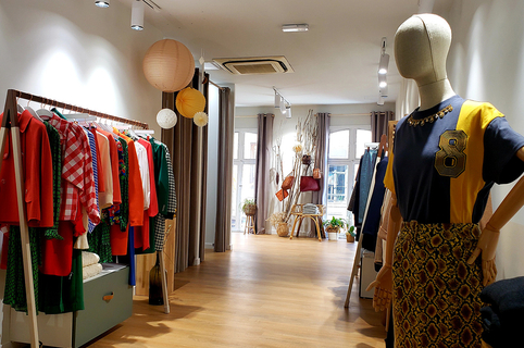 Quatre Sixième Perpignan, boutique de vêtements pour femmes, avec des marques de luxe en centre-ville.
