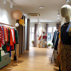 Quatre Sixième Perpignan, boutique de vêtements pour femmes, avec des marques de luxe en centre-ville.