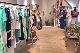 Quatre Sixième Perpignan est une boutique de vêtements pour femmes, avec des marques de luxe en centre-ville.