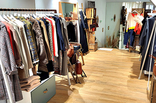 Quatre Sixième Perpignan est une boutique de vêtements pour femmes, avec des marques de luxe en centre-ville.