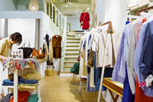 Quatre Sixième Perpignan est une boutique de vêtements pour femmes, avec des marques de luxe en centre-ville.