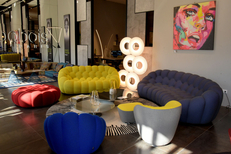 Roche Bobois Perpignan vend des éditions de meubles contemporains dont le célèbre canapé Ploum (® SAAM stéphane Delchambre)