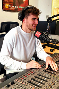 Corentin Magnier animateur de RTL2 Languedoc Roussillon sur le boulevard Felix Mercader de Perpignan (® RTL2 Languedoc-Roussillon)