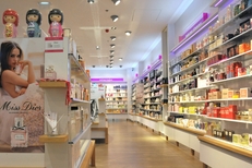 Beauty Success proposant parapharmacie, parfumerie et soins de beaute dans le centre commercial La Salanca de Claira (credits photos : EDV-Stephane Delchambre)