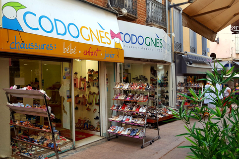 Chaussures Codognes Perpignan est un magasin de chaussures au centre-ville de Perpignan qui vend des chaussures pour hommes, femmes et enfants.