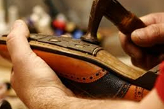 Cordonnier le Boulou dans la galerie Leclerc pour la pose de patins, de talons ou autres réparations de vos chaussures (® cordonnerie le boulou)