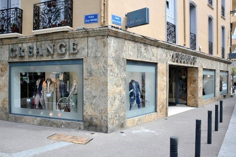 Vitrine de la boutique Créange de mode masculine dans la rue Sully au centre-ville de Perpignan (credits photos : EDV- Stéphane Delchambre)