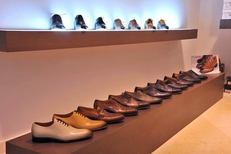 Grand choix de chaussures de la boutique Créange de mode masculine dans la rue Sully au centre-ville de Perpignan (credits photos : EDV- Stéphane Delchambre)