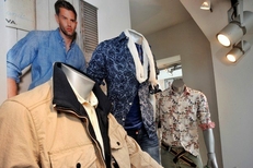 Grand choix de chemises de la boutique Créange de mode masculine dans la rue Sully au centre-ville de Perpignan (credits photos : EDV- Stéphane Delchambre)