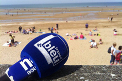 France Bleu Roussillon diffuse l'emission Les Pieds dans l'eau en direct d'une plage en été (® radio france)