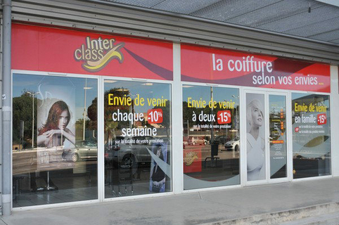 Vitrine du salon de coiffure Interclass dans l'Espace Sud de Latour Bas Elne (credits photos : EDV-Stephane Delchambre)