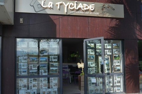 Devanture de l’agence immobilière La Tyciade dans la ville de Saint Cyprien (credits photos : EDV-S.Delchambre)