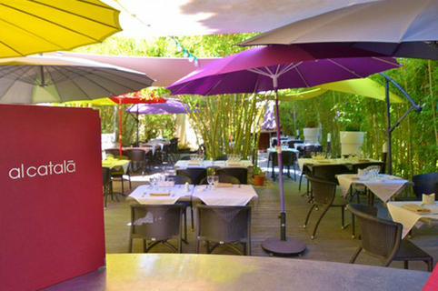 Magnifique jardin ombragé du restaurant Al Catala dans la ville de Céret (crédits photos: networld-S.Delchambre)