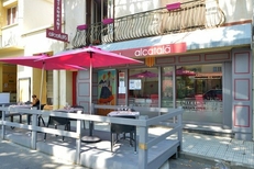 Devanture et terrasse du restaurant Al Catala dans la ville de Céret (credits photos:networld-Stephane Delchambre)