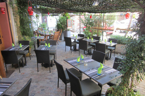 Belle terrasse du restaurant Au Remp’Arts dans le centre-ville d’Elne