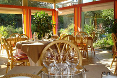 Salle et la vue jardin du restaurant gastronomique Le Yucca dans le Parc Ducup de Perpignan