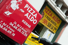 Commande de pizzas livrées à domicile par la pizzeria Pizza Aldo de Perpignan sur le boulevard Aristide Briand. (credits photos :EDV-Laurent Nyilasi)